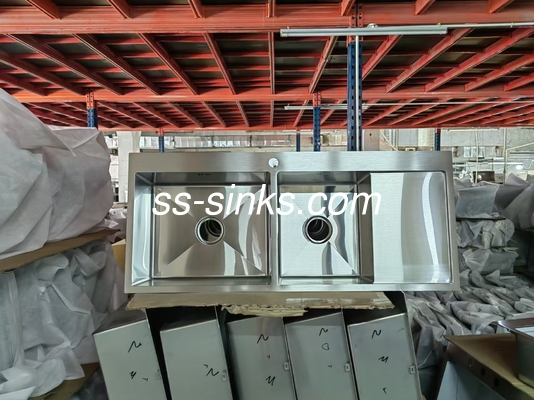 18/10 Chromium/Nickel Stainless Steel Handmade Kitchen Sink With Drainboard Customized Dimensions