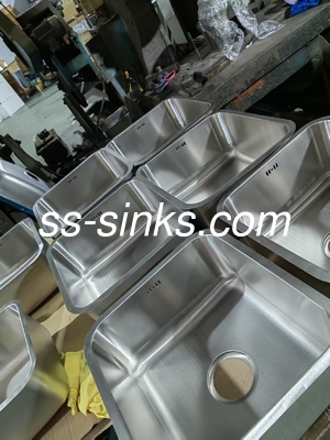 Brushed / PVD Coating Undermount Stainless Steel Kitchen Sink Easy To Install And Maintain