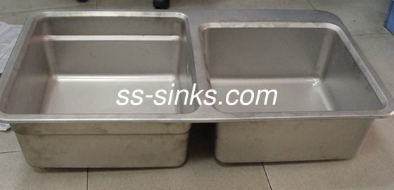 SUS304 Kitchen Sink Mould 18 Guage R20 Angle One Piece Double Basin